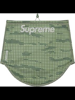 Supreme Neck Gaiter “Windstopper” in color Olive Grid Camo